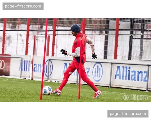 争议瞬间：VAR复核拜仁进球前是否越位，中断比赛长达三分钟